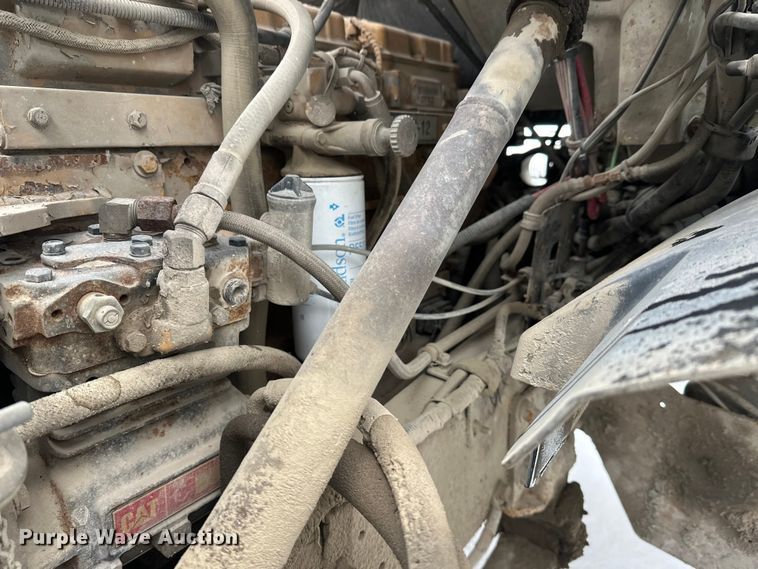 image for item DT6471 2000 Sterling L9500 truck cab and chassis