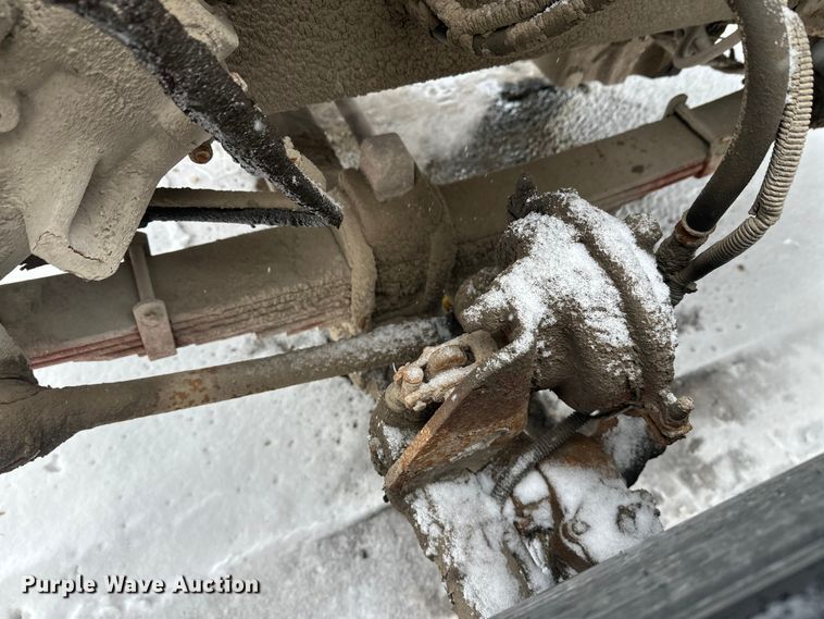 image for item DT6471 2000 Sterling L9500 truck cab and chassis