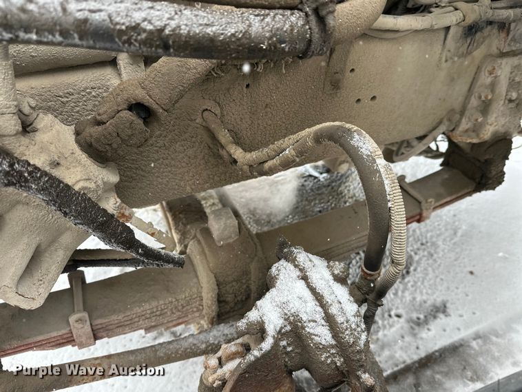 image for item DT6471 2000 Sterling L9500 truck cab and chassis