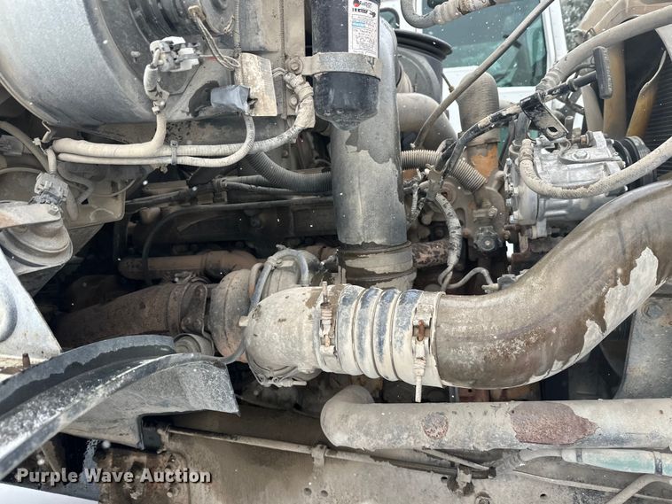 image for item DT6471 2000 Sterling L9500 truck cab and chassis