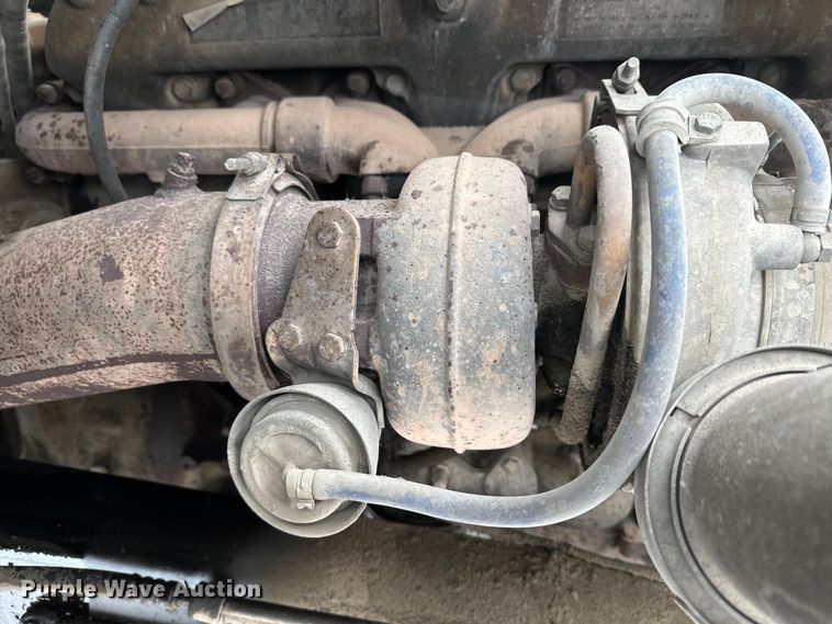 image for item DT6471 2000 Sterling L9500 truck cab and chassis