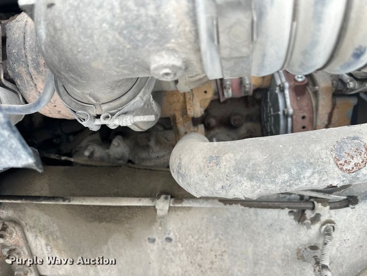 image for item DT6471 2000 Sterling L9500 truck cab and chassis