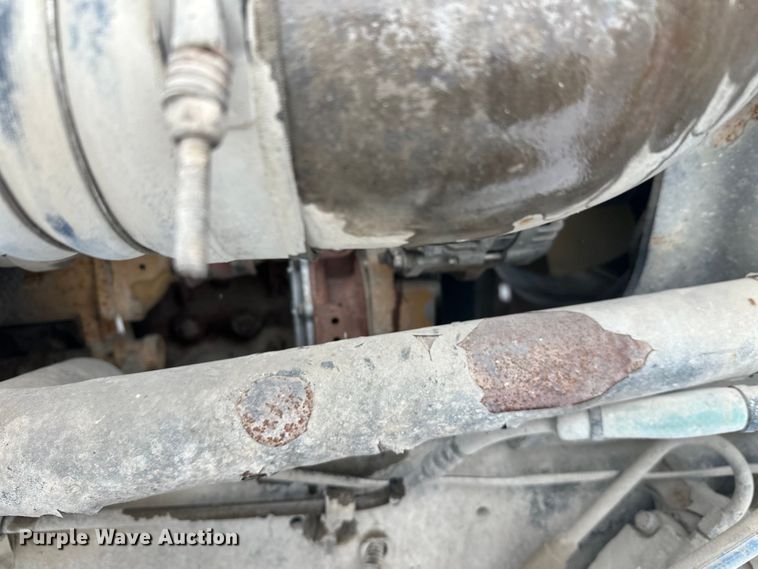 image for item DT6471 2000 Sterling L9500 truck cab and chassis