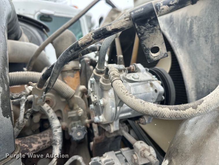 image for item DT6471 2000 Sterling L9500 truck cab and chassis