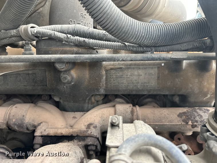 image for item DT6471 2000 Sterling L9500 truck cab and chassis