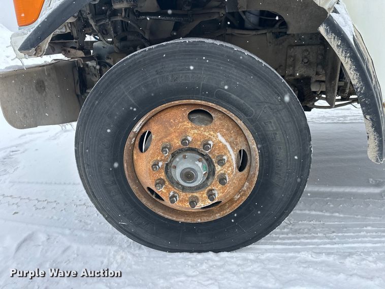 image for item DT6471 2000 Sterling L9500 truck cab and chassis