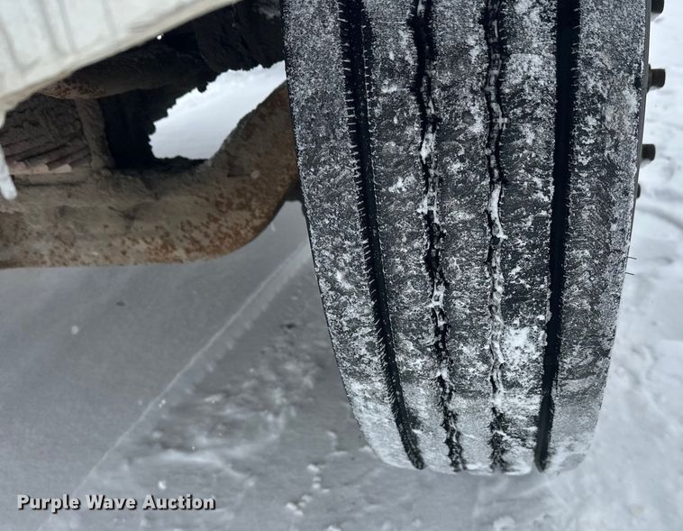 image for item DT6471 2000 Sterling L9500 truck cab and chassis