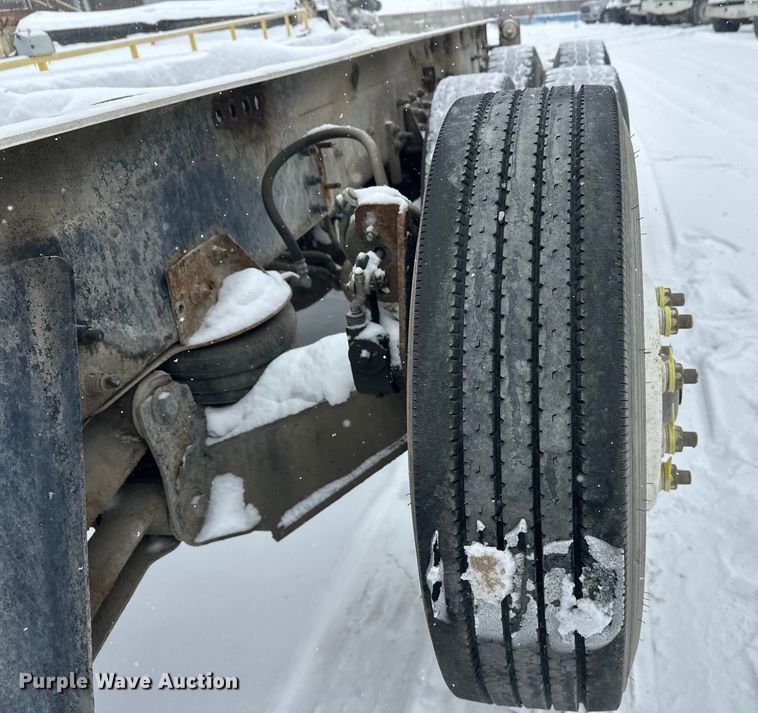 image for item DT6471 2000 Sterling L9500 truck cab and chassis