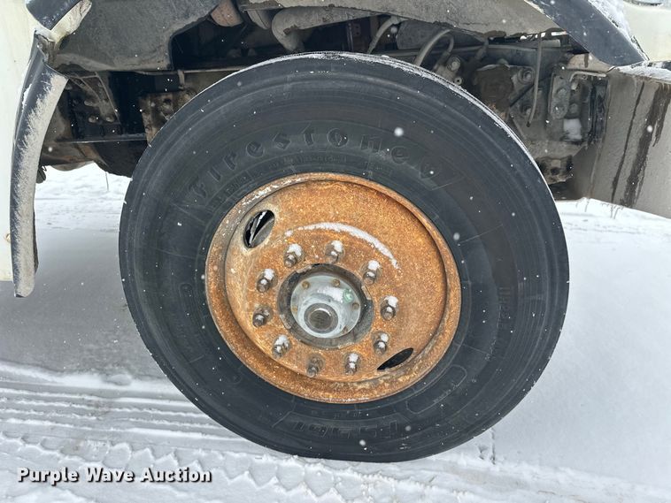 image for item DT6471 2000 Sterling L9500 truck cab and chassis