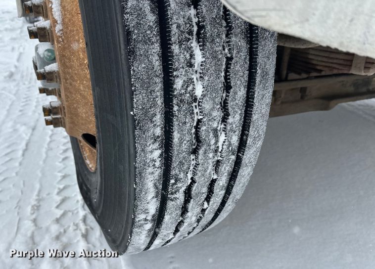 image for item DT6471 2000 Sterling L9500 truck cab and chassis