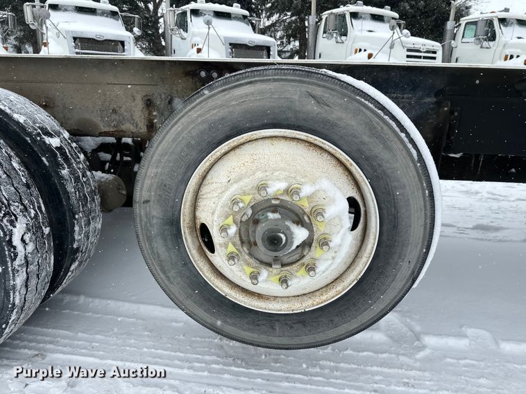 image for item DT6471 2000 Sterling L9500 truck cab and chassis