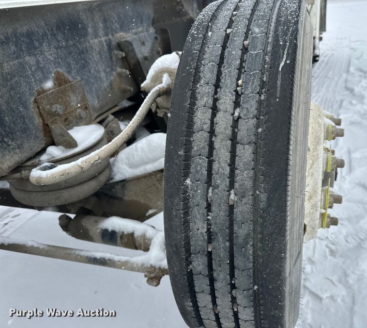 image for item DT6471 2000 Sterling L9500 truck cab and chassis