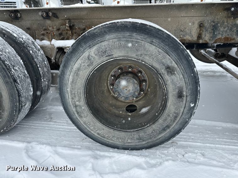 image for item DT6471 2000 Sterling L9500 truck cab and chassis