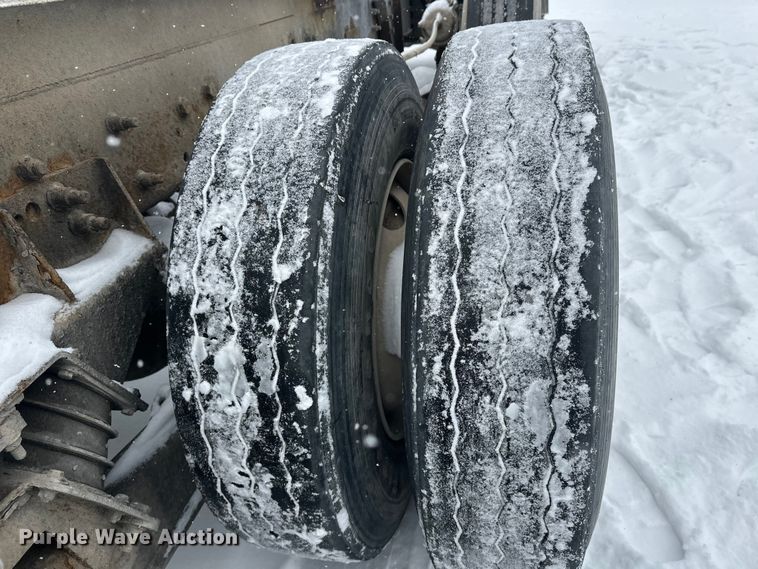 image for item DT6471 2000 Sterling L9500 truck cab and chassis