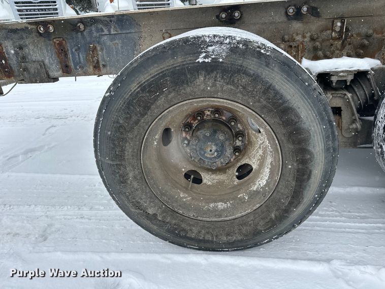 image for item DT6471 2000 Sterling L9500 truck cab and chassis