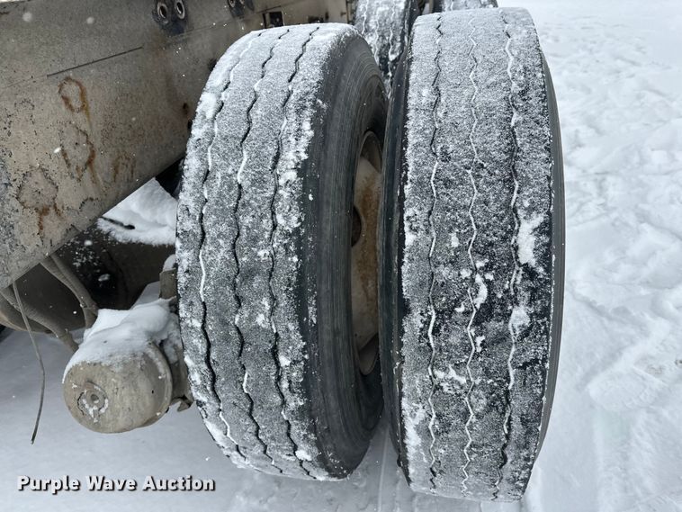 image for item DT6471 2000 Sterling L9500 truck cab and chassis