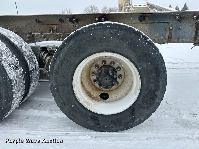 image for item DT6471 2000 Sterling L9500 truck cab and chassis