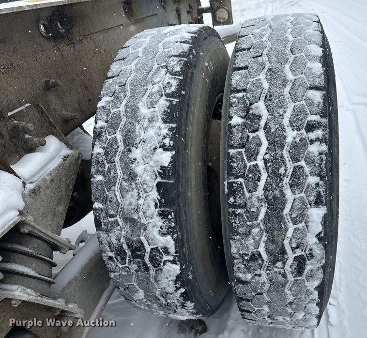 image for item DT6471 2000 Sterling L9500 truck cab and chassis