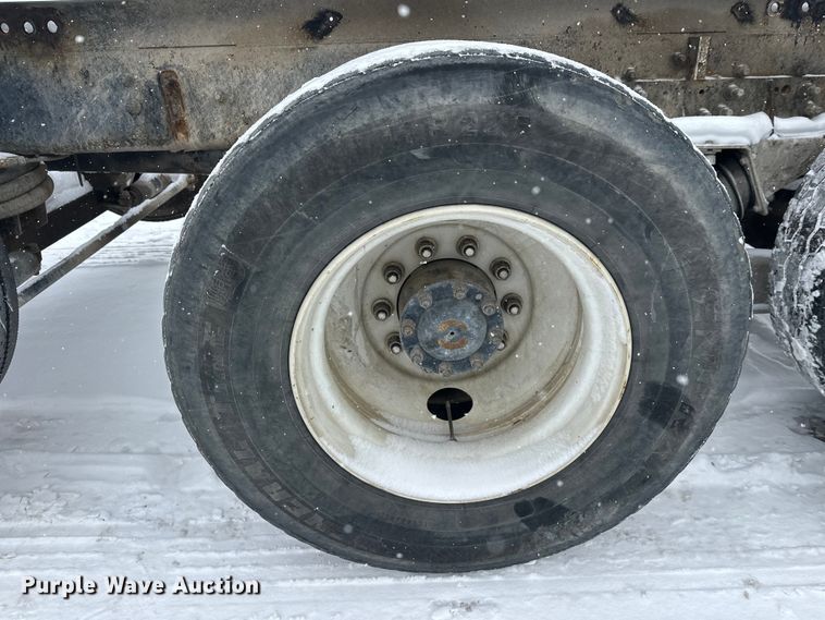 image for item DT6471 2000 Sterling L9500 truck cab and chassis