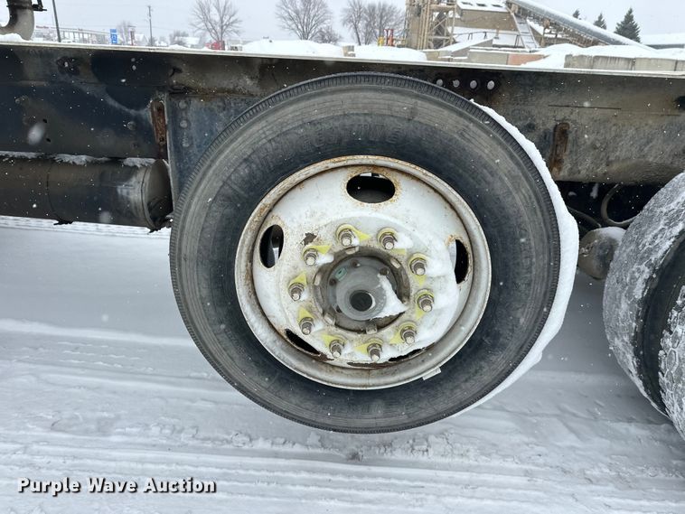 image for item DT6471 2000 Sterling L9500 truck cab and chassis