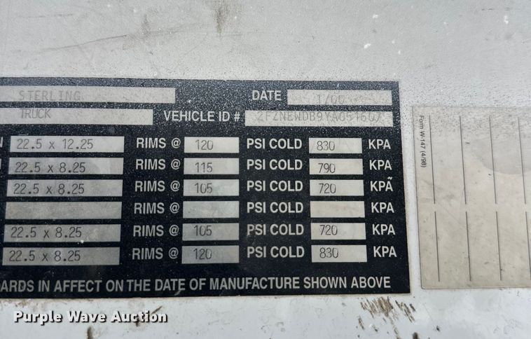 image for item DT6471 2000 Sterling L9500 truck cab and chassis