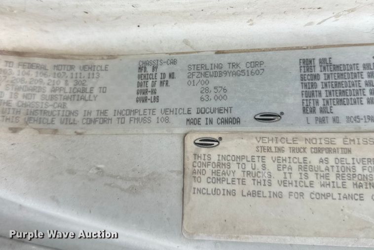 image for item DT6471 2000 Sterling L9500 truck cab and chassis