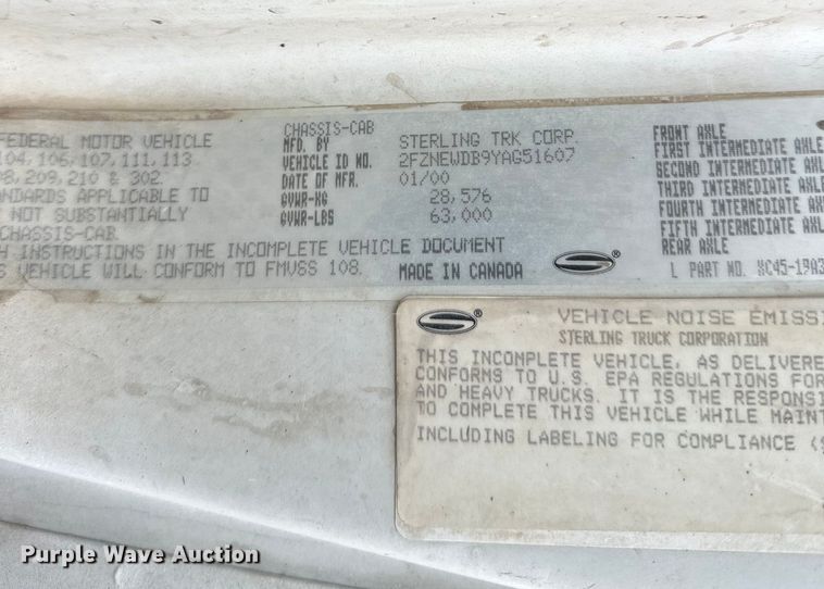 image for item DT6471 2000 Sterling L9500 truck cab and chassis