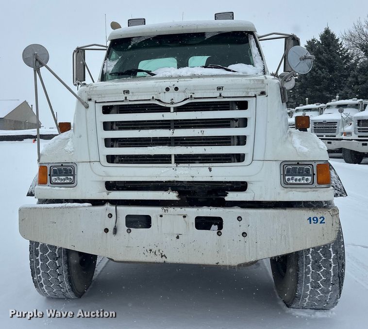 image for item DT6472 2000 Sterling L9500 truck cab and chassis