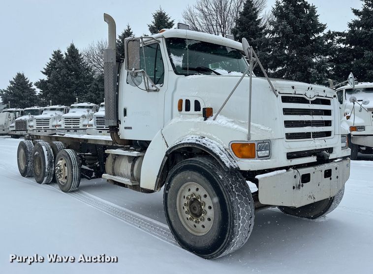 image for item DT6472 2000 Sterling L9500 truck cab and chassis