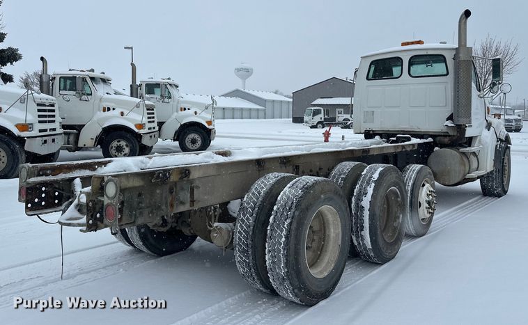 image for item DT6472 2000 Sterling L9500 truck cab and chassis