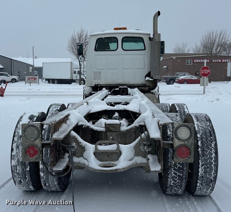 image for item DT6472 2000 Sterling L9500 truck cab and chassis