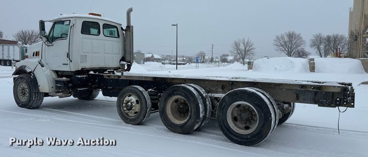 image for item DT6472 2000 Sterling L9500 truck cab and chassis