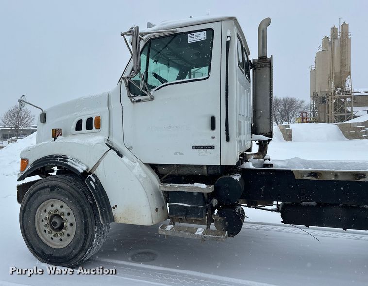 image for item DT6472 2000 Sterling L9500 truck cab and chassis
