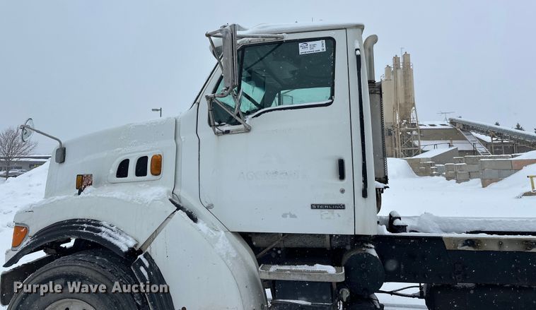 image for item DT6472 2000 Sterling L9500 truck cab and chassis