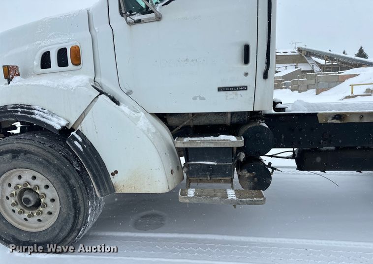 image for item DT6472 2000 Sterling L9500 truck cab and chassis