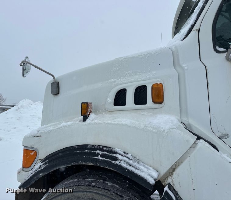 image for item DT6472 2000 Sterling L9500 truck cab and chassis