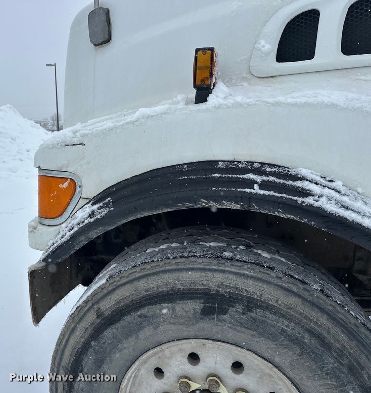 image for item DT6472 2000 Sterling L9500 truck cab and chassis