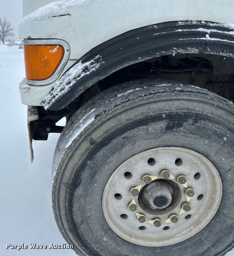 image for item DT6472 2000 Sterling L9500 truck cab and chassis