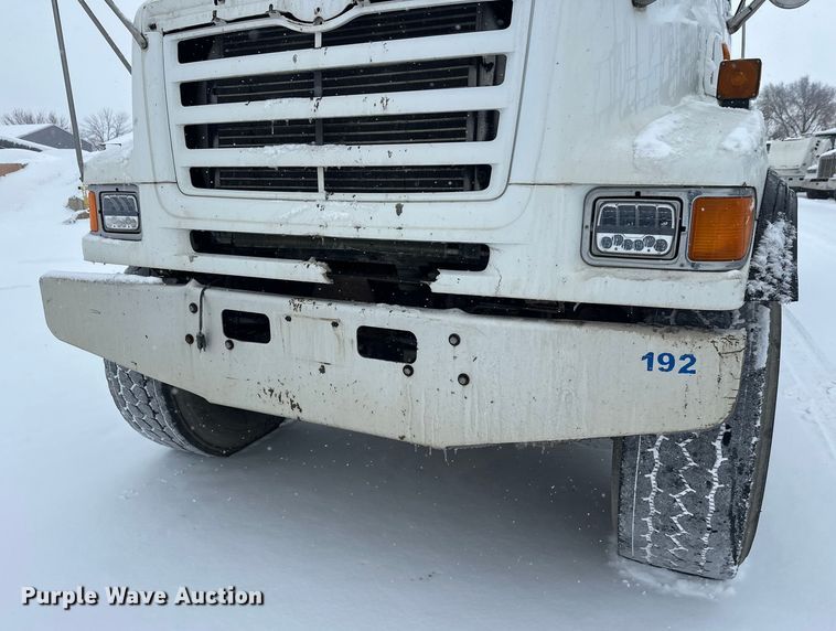 image for item DT6472 2000 Sterling L9500 truck cab and chassis