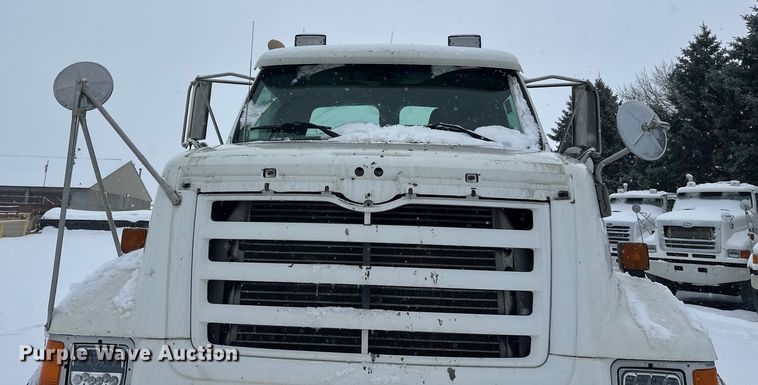 image for item DT6472 2000 Sterling L9500 truck cab and chassis