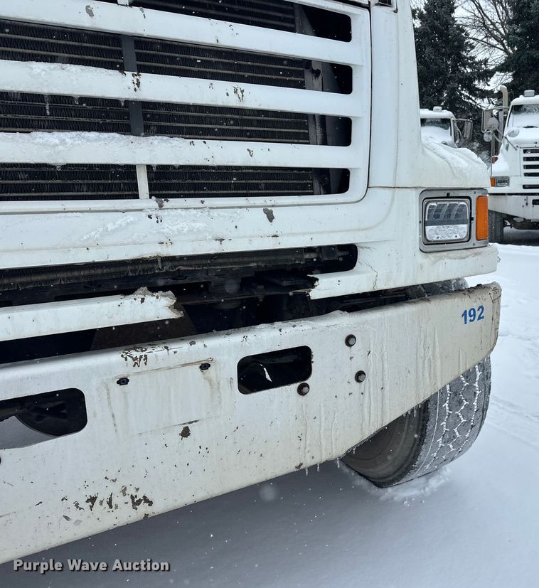 image for item DT6472 2000 Sterling L9500 truck cab and chassis