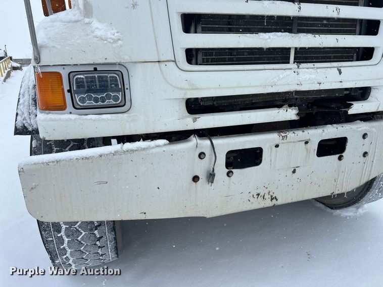 image for item DT6472 2000 Sterling L9500 truck cab and chassis