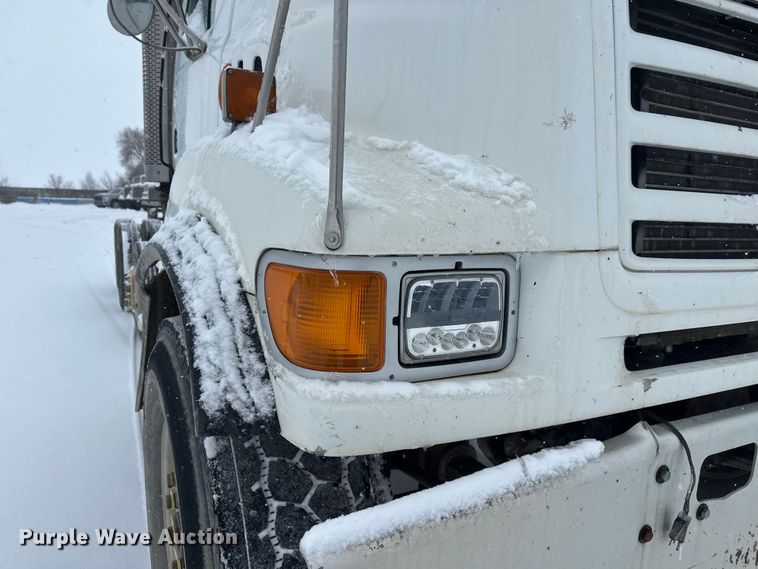 image for item DT6472 2000 Sterling L9500 truck cab and chassis