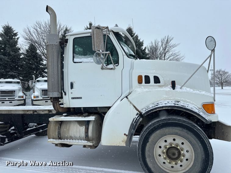 image for item DT6472 2000 Sterling L9500 truck cab and chassis