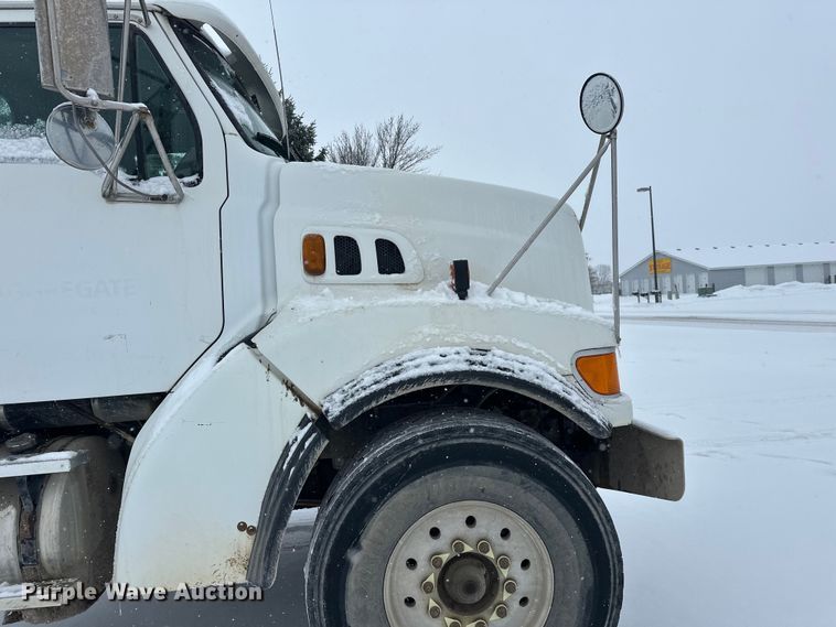 image for item DT6472 2000 Sterling L9500 truck cab and chassis