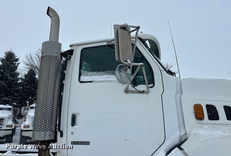 image for item DT6472 2000 Sterling L9500 truck cab and chassis