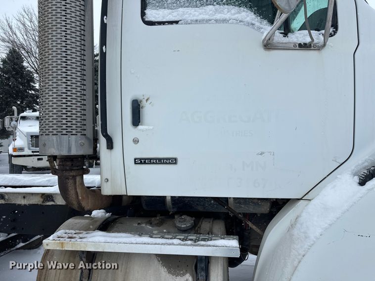 image for item DT6472 2000 Sterling L9500 truck cab and chassis