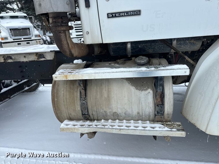 image for item DT6472 2000 Sterling L9500 truck cab and chassis