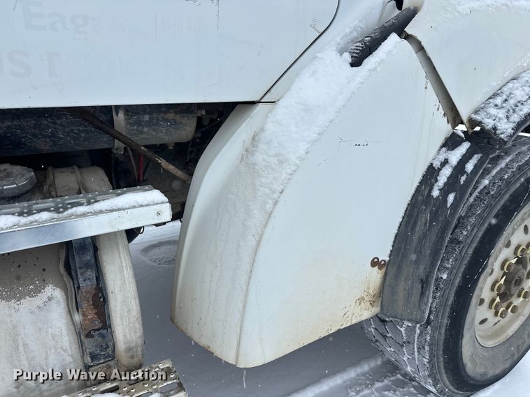 image for item DT6472 2000 Sterling L9500 truck cab and chassis