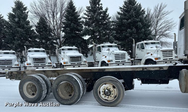 image for item DT6472 2000 Sterling L9500 truck cab and chassis